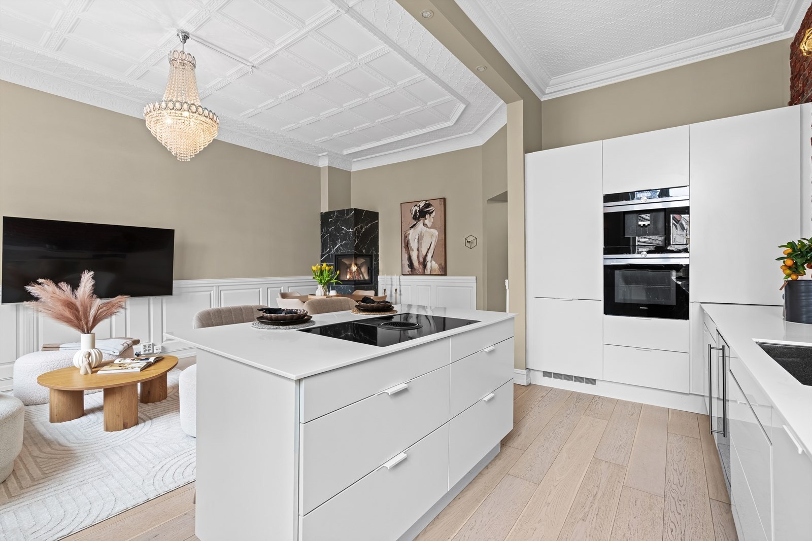 Kjøkkenet byr på rikelig med benk- og skapplass. Galleribilde