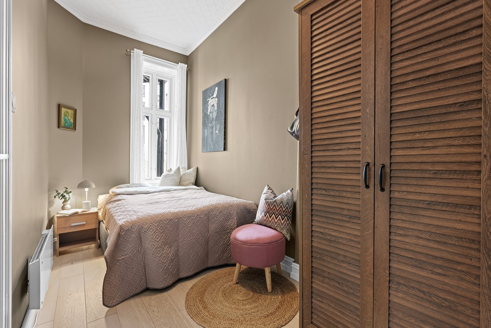 Boligens andre soverom egner seg ypperlig som barnerom, gjesterom eller kontor. Galleribilde