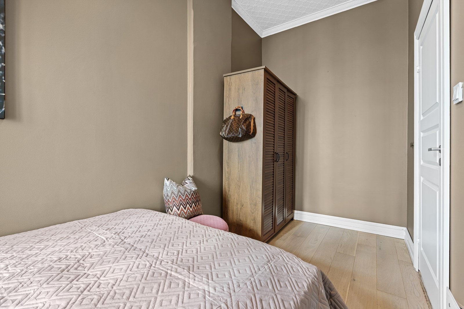 Her er det plass til seng og tilhørende møblement, samt nattbord. Galleribilde