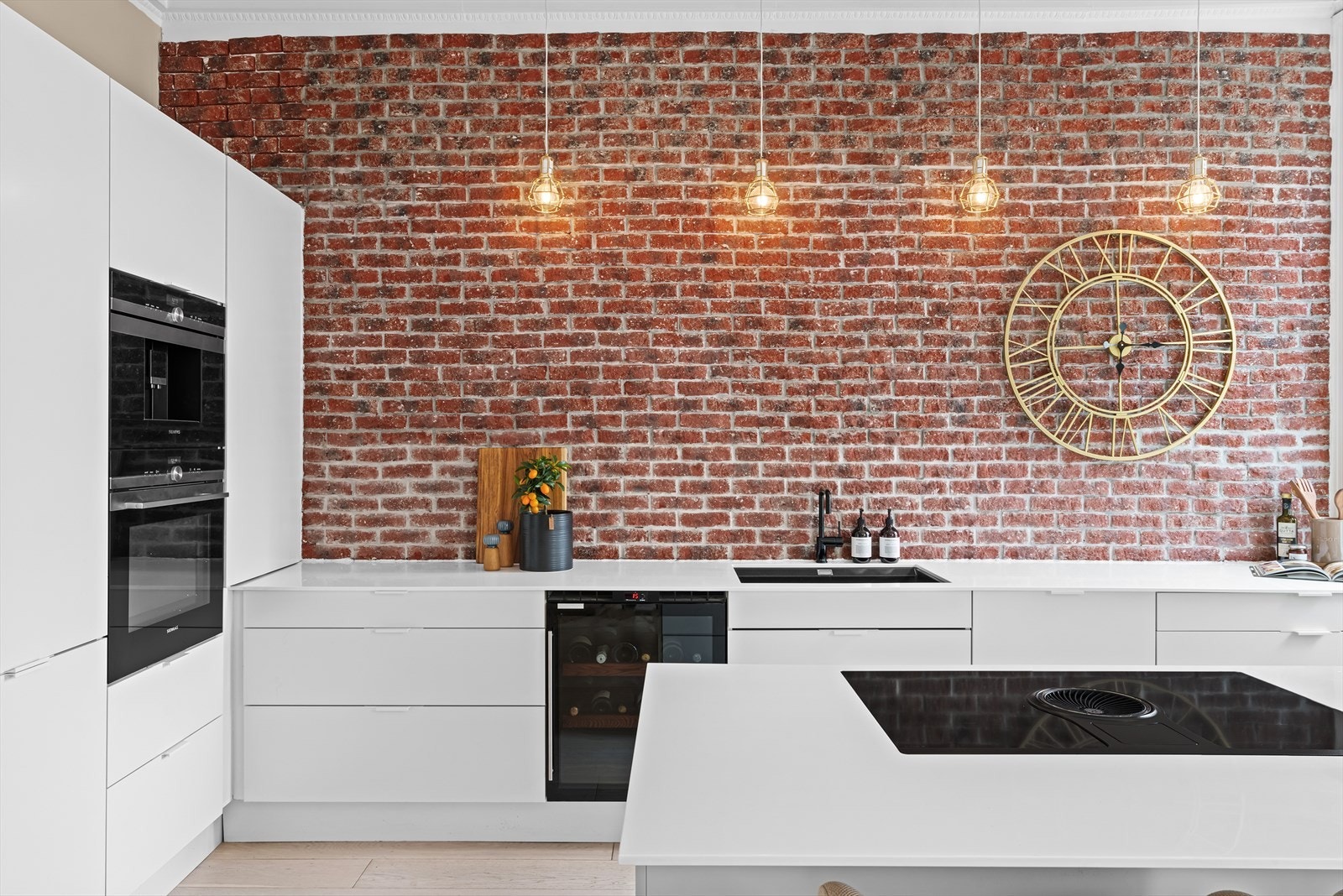 Her er det integrert EICO platetopp med integrert ventilator, stekeovn, oppvaskmaskin, kjøleskap med fryser, kaffemaskin og NorCool vinskap. Galleribilde