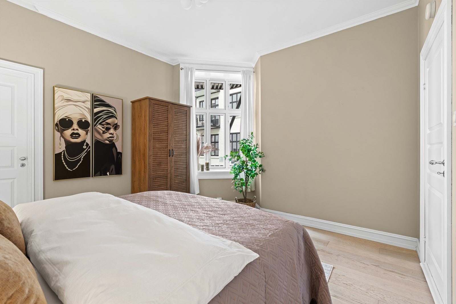 Her er det mulighet for en garderobeløsning. Rommet får rikelig med naturlig lys fra en stor vindusflate. Galleribilde