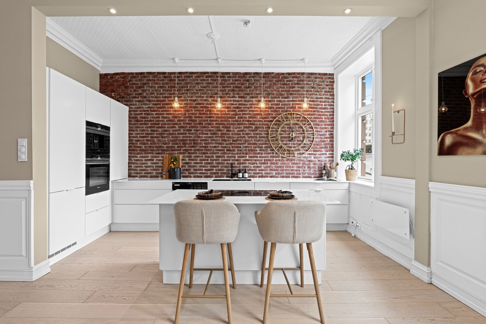 Lekker og tidsriktig kjøkkeninnredning fra HTH (2017) med glatte fronter og benkeplate av kompositt. Galleribilde