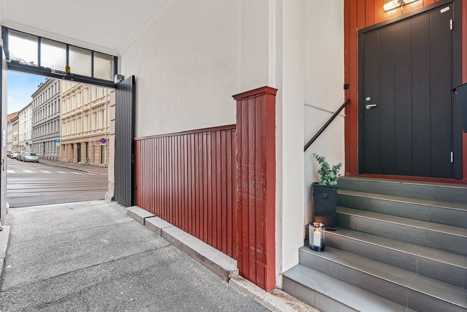 Boligen ligger i sameiets gårdsrom, med eget trivelig inngangsparti. Galleribilde