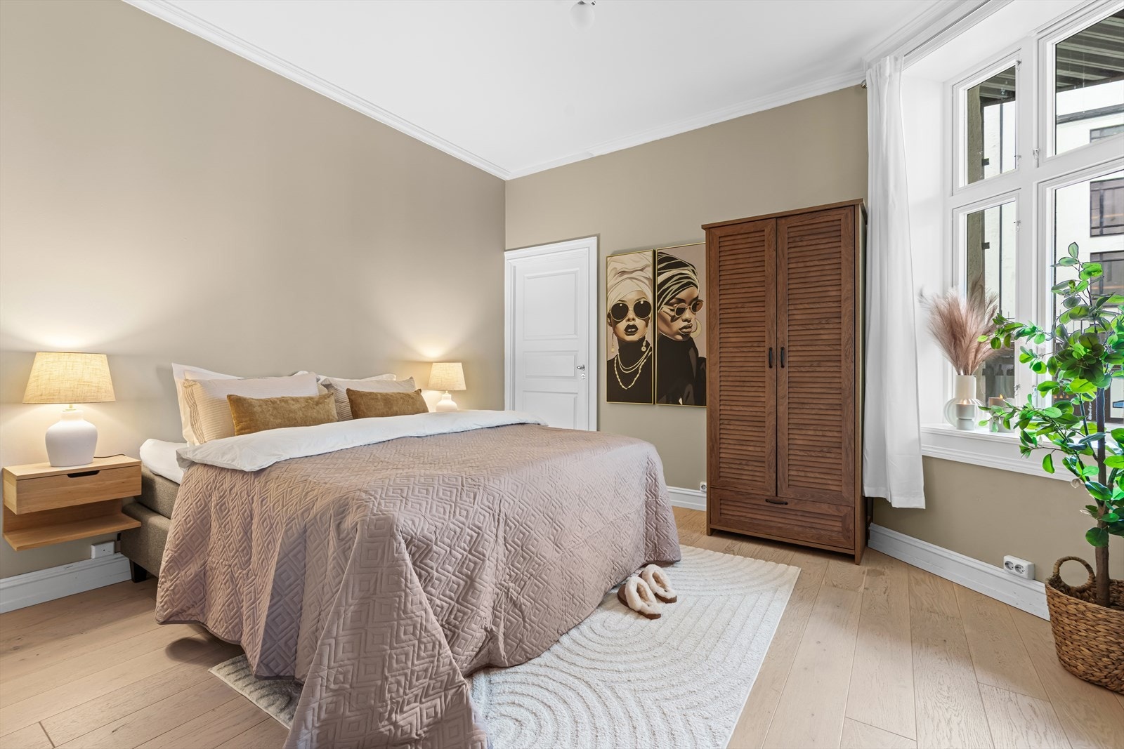 Boligens to soverom er vendt mot sameiets bakgård. Hovedsoverom er luftig med plass til dobbeltseng og tilhørende møblement. Galleribilde