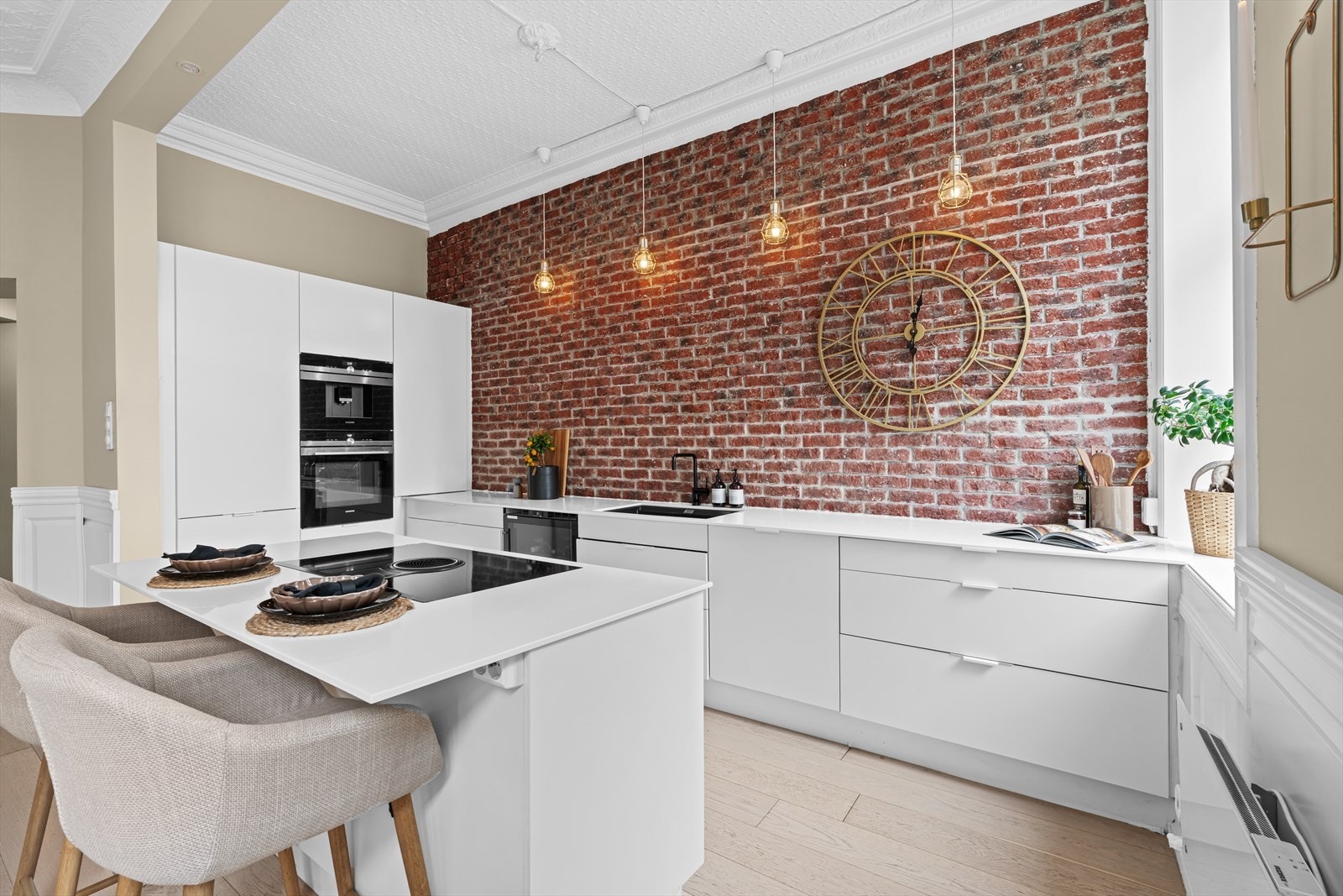 Kjøkkenet har en stilig kontrastvegg som sørger for et unikt preg. Galleribilde