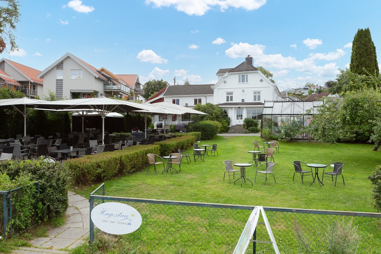 Hagestua i Son er et populært samlingssted for konserter og hygge på sommeren.jpg Galleribilde