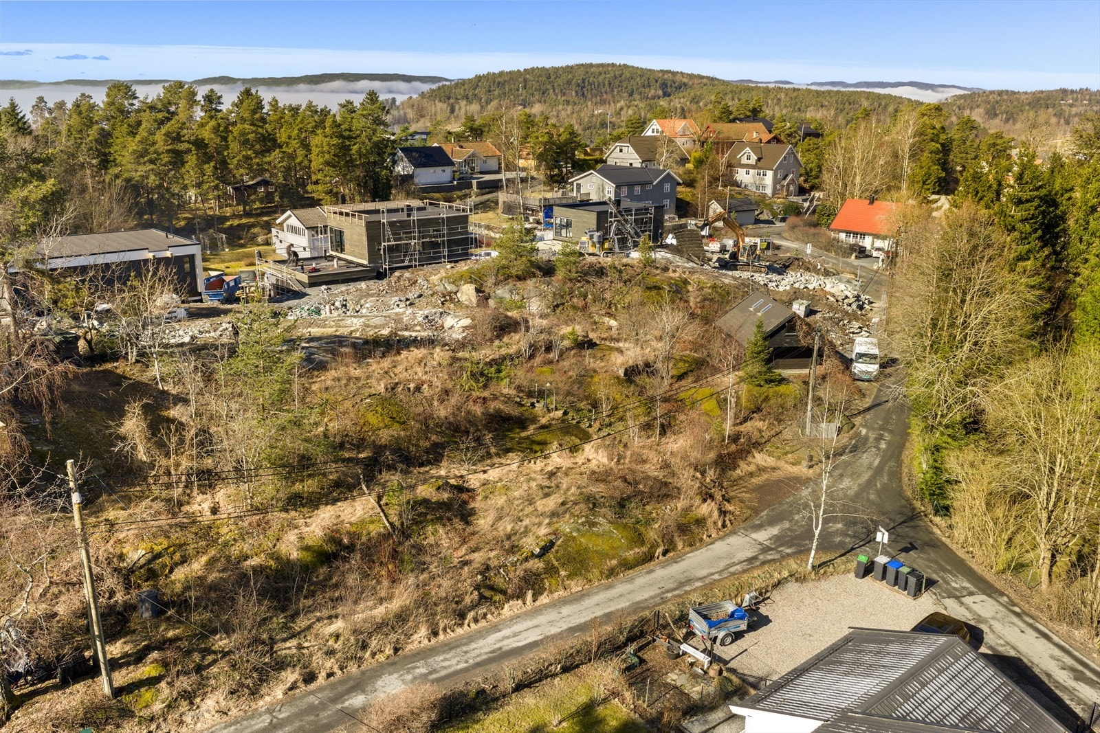 Området består hovedsakelig av ene- og tomannsboliger, og byr på naturskjønne omgivelser med nærhet til både sjø og mark. Galleribilde