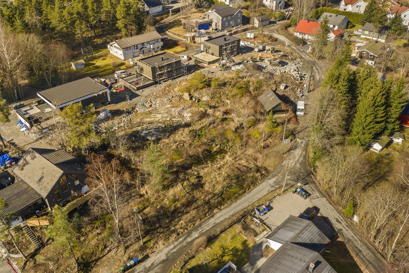 Flyfoto som viser tomtenes plassering i det etablerte boligområdet med nærhet til sjøen. Galleribilde
