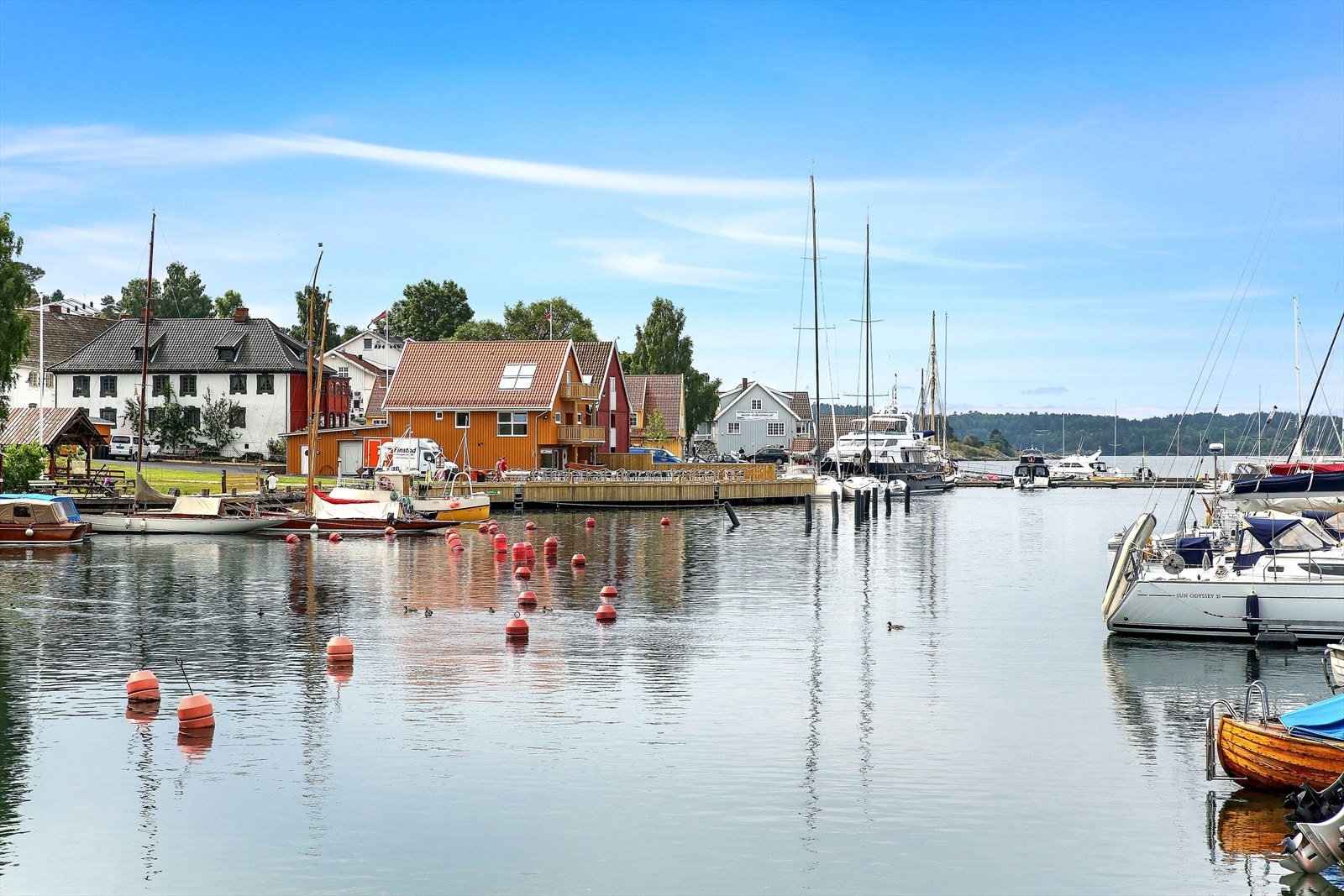 På bryggen i Son ligger både fiskehandel og Sjøboden.jpg Galleribilde