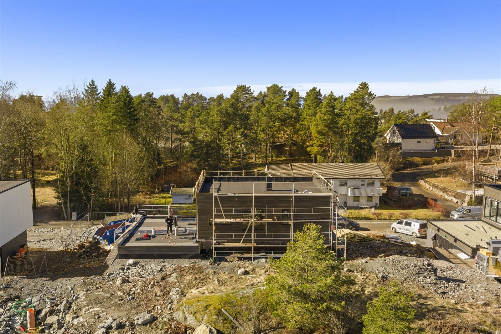 Eiendommen ligger i et område med utvikling, hvor nye, moderne boliger etableres i nabolaget. Galleribilde