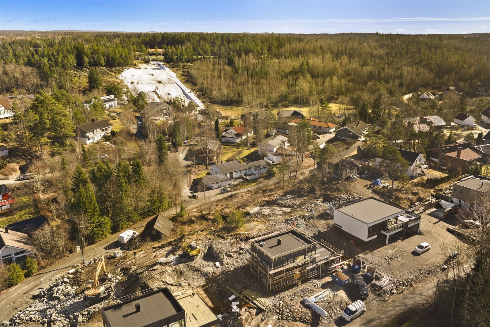 Vestby kommune tilbyr aktiviteter for alle aldre, inkludert slalåm- og langrennsløyper i Grevlingen om vinteren. Galleribilde