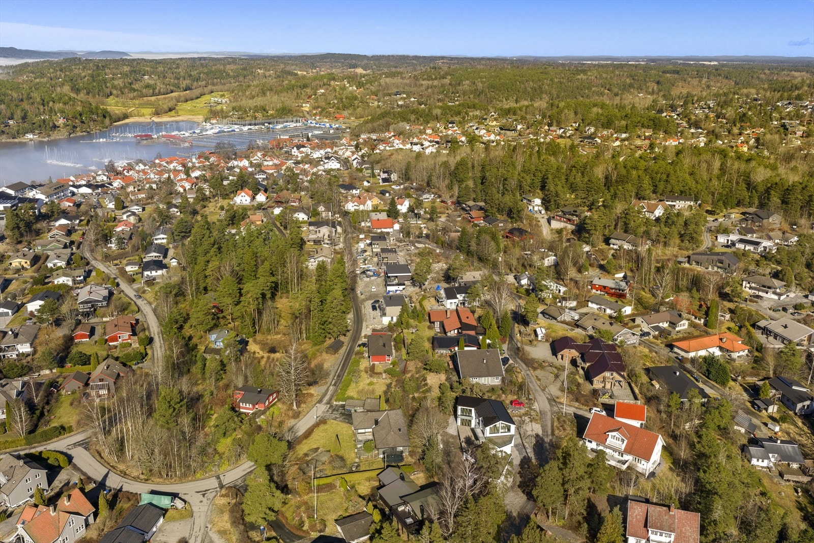 Son er et idyllisk sted som byr på et aktivt miljø for seiling, sykkel, fotball og golf, samt flotte turmuligheter langs Kyststien. Galleribilde