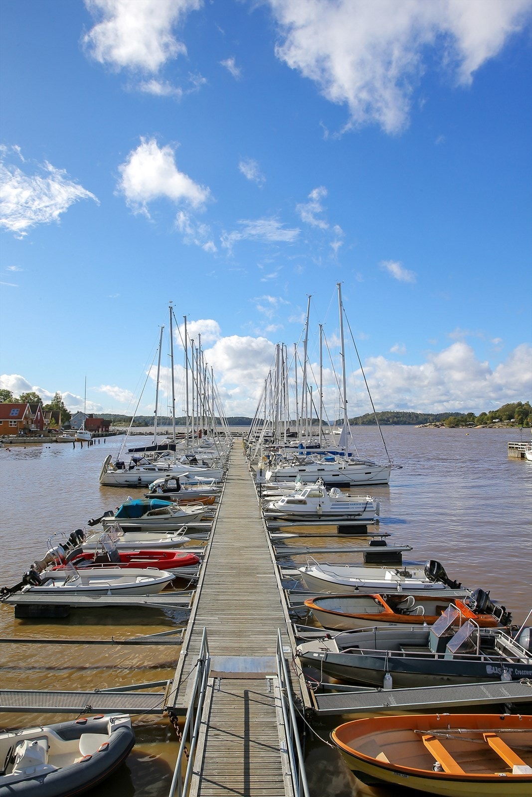 Det er mange båtgjester i havna i Son.jpg Galleribilde