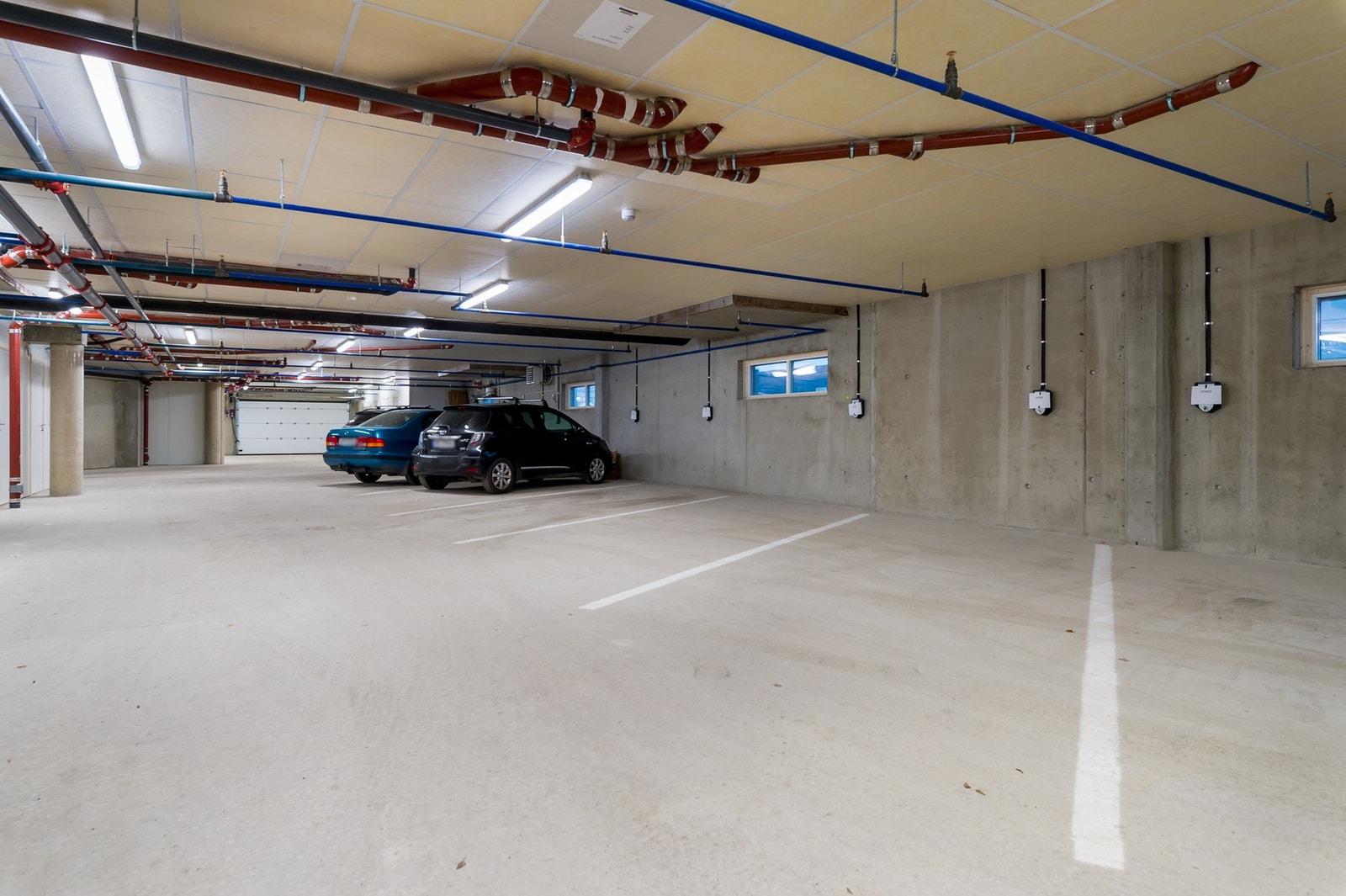 Egen biloppstillingsplass i felles parkeringsgarasje i byggets 1. etasje Galleribilde
