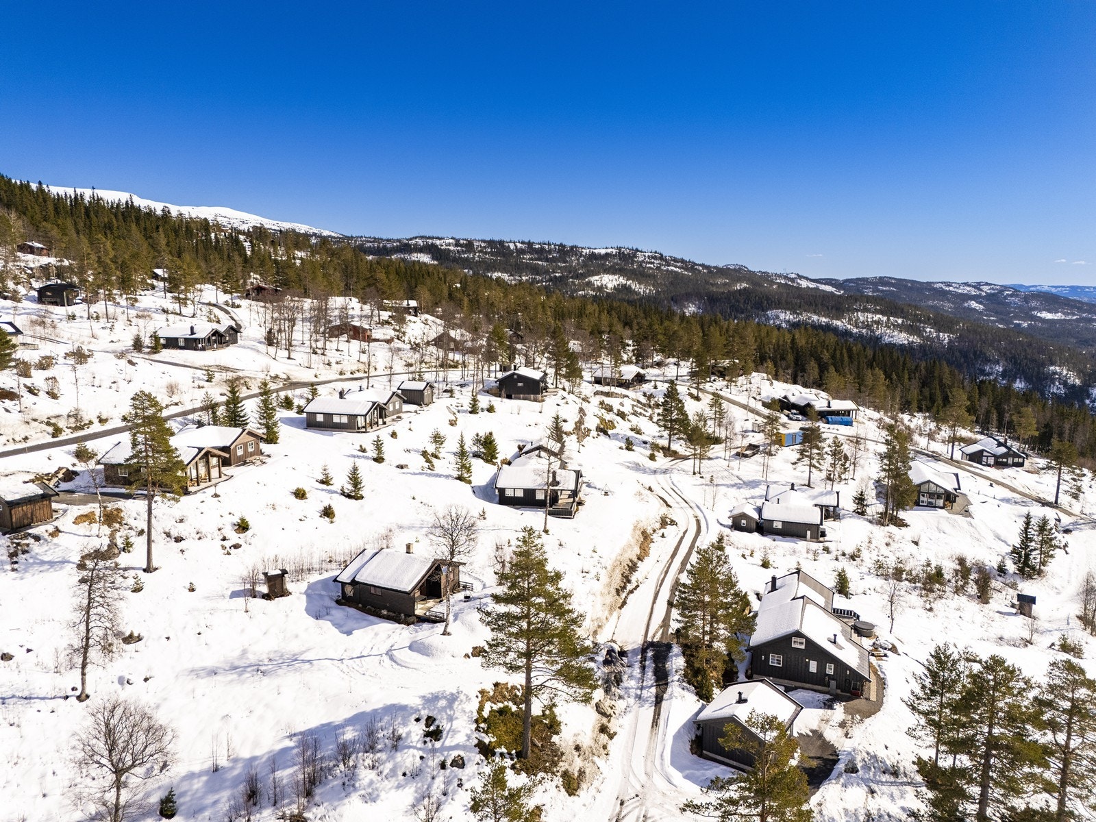 Helårsvei gjør adkomsten lett hele året og den vestvendt beliggenheten gir gode solforhold. Galleribilde