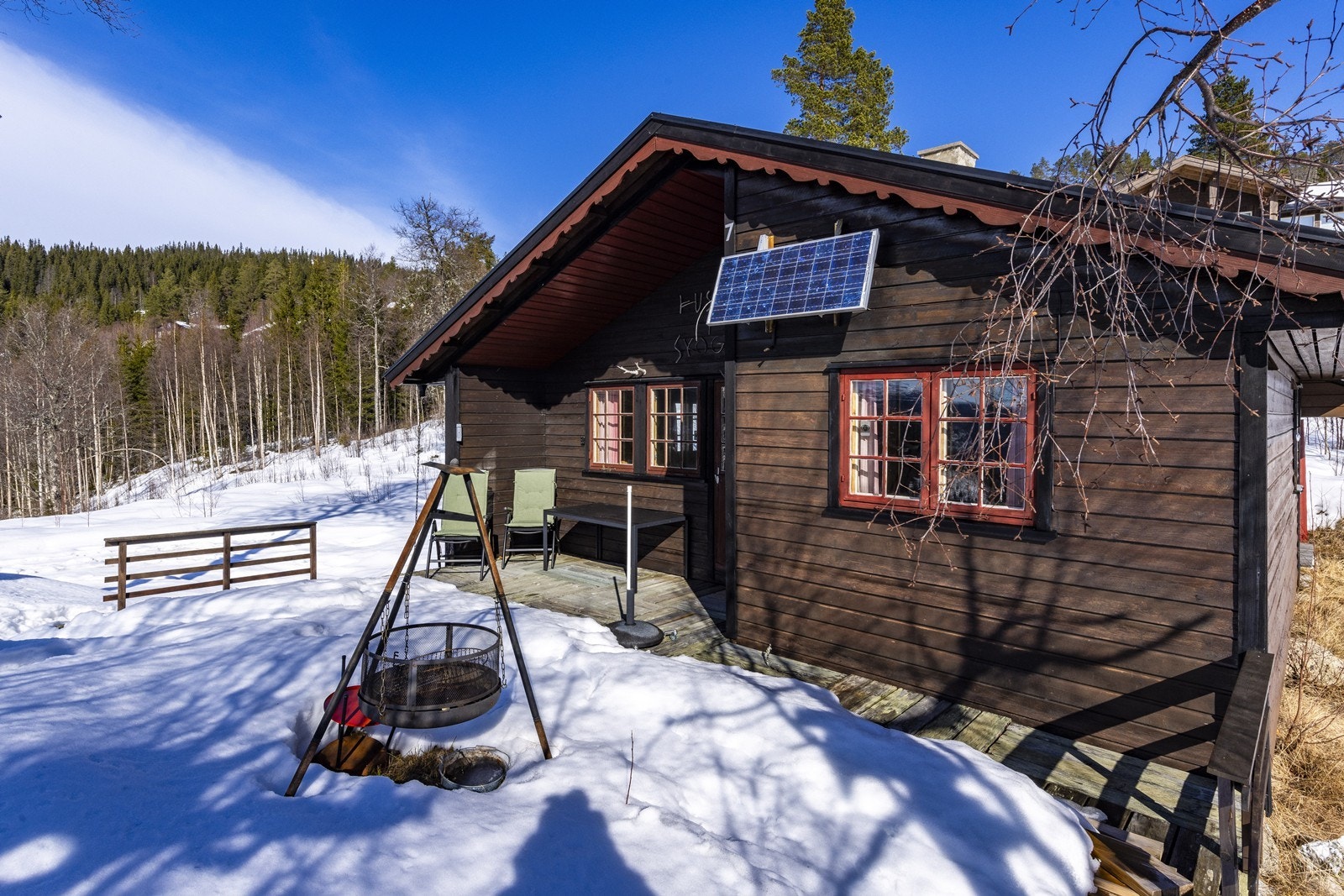 Uteplassen er trivelig med plass til en hyggelig sitteplass. Galleribilde