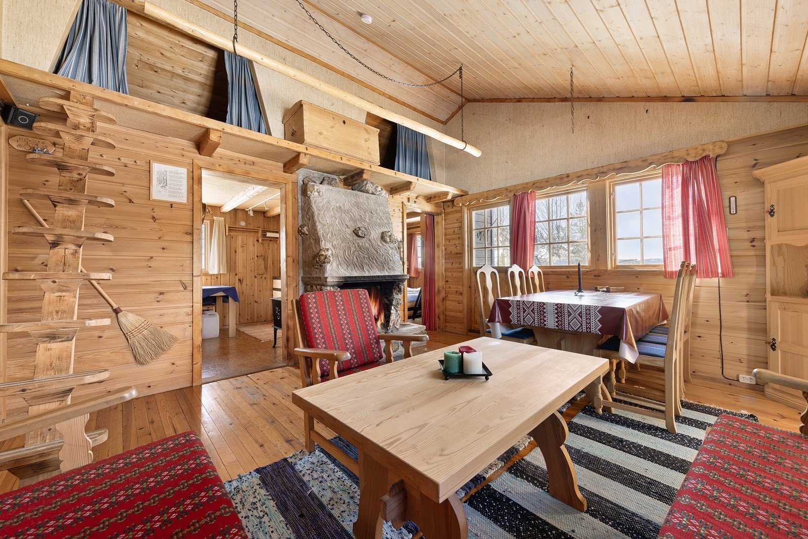 Rommet gir mulighet for møblering av både sofa- og spisegruppe. Galleribilde