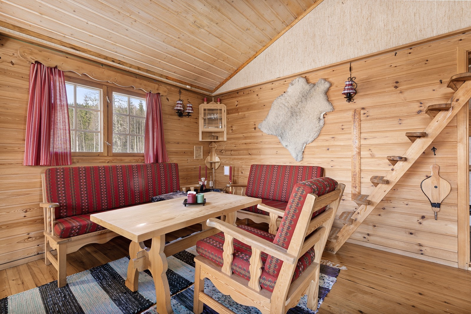 Innvendige overflater har lakkert gulvplank og belegg, panel på vegger, innvendige yttervegger og himlinger, samt strietapet og tapet på noen vegger og himlinger under hemsen. Galleribilde