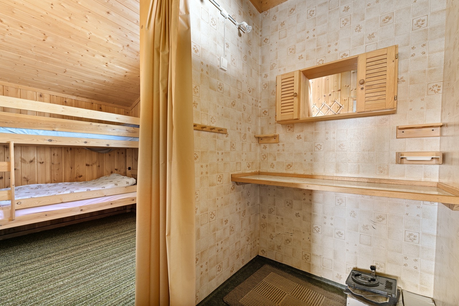 For å komme til det ene soverommet går man gjennom et lite, praktisk stellerom. Galleribilde