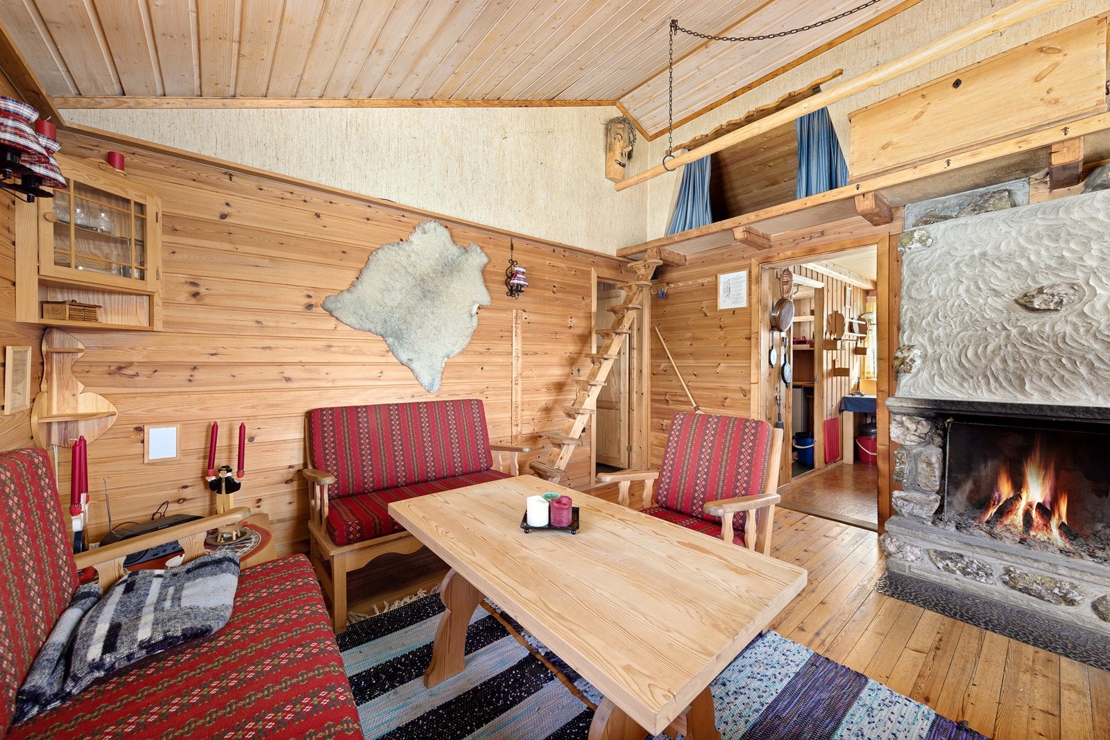 Hytta har en koselig stue med god mønehøyde. Galleribilde