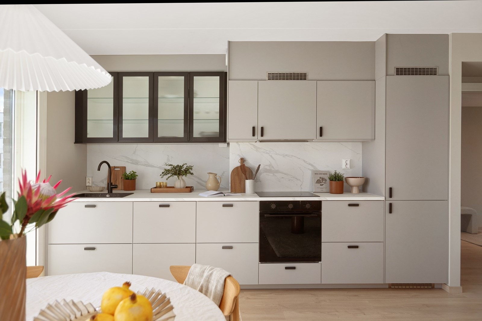 Stilrent og delikat kjøkken fra 2026 med god skap- og benkeplass, samtidig som det er i en åpen, moderne løsning med stuen. Galleribilde