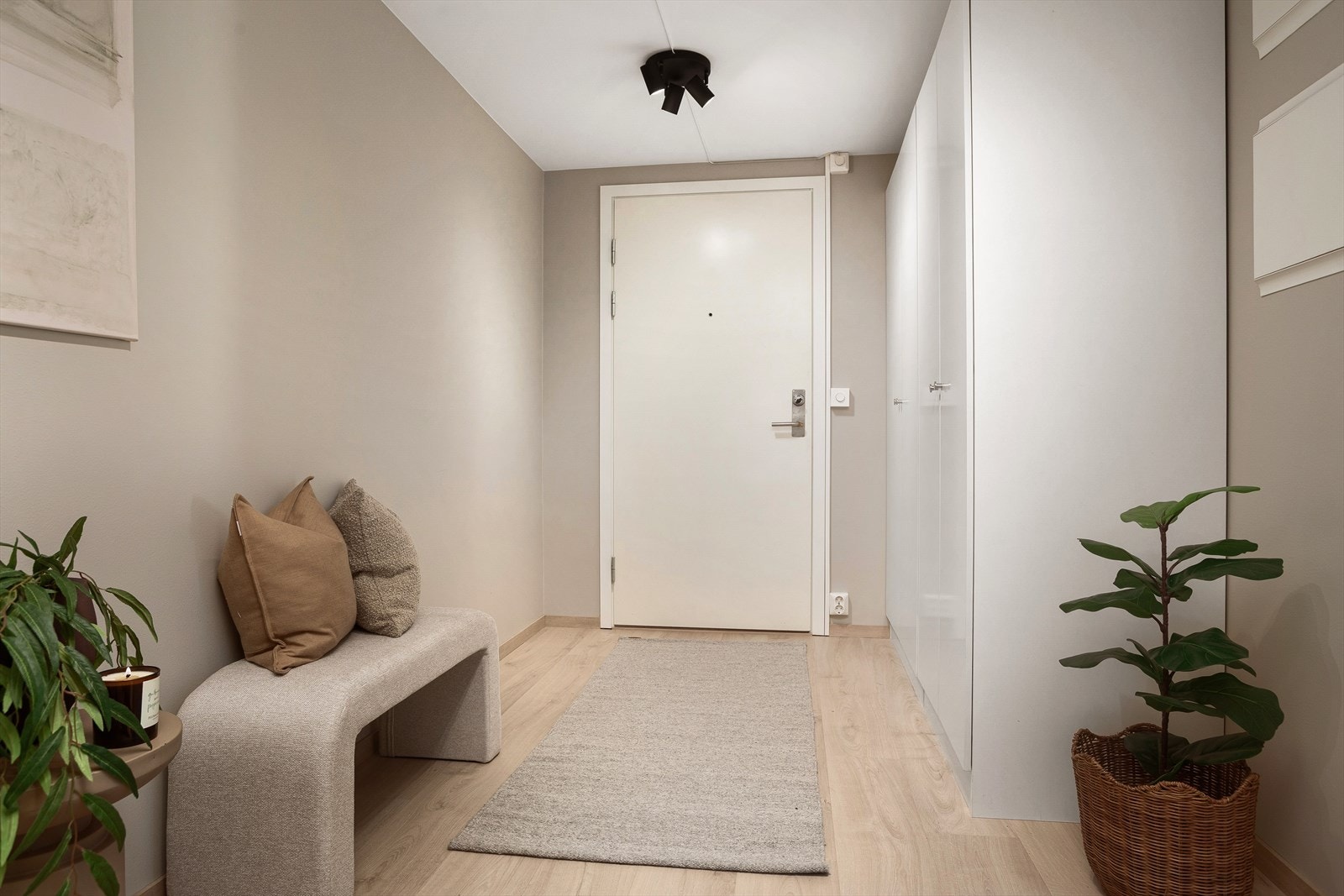 Velkommen inn! Lys og romslig entré med praktiske garderobeskap og god plass til oppbevaring. Galleribilde