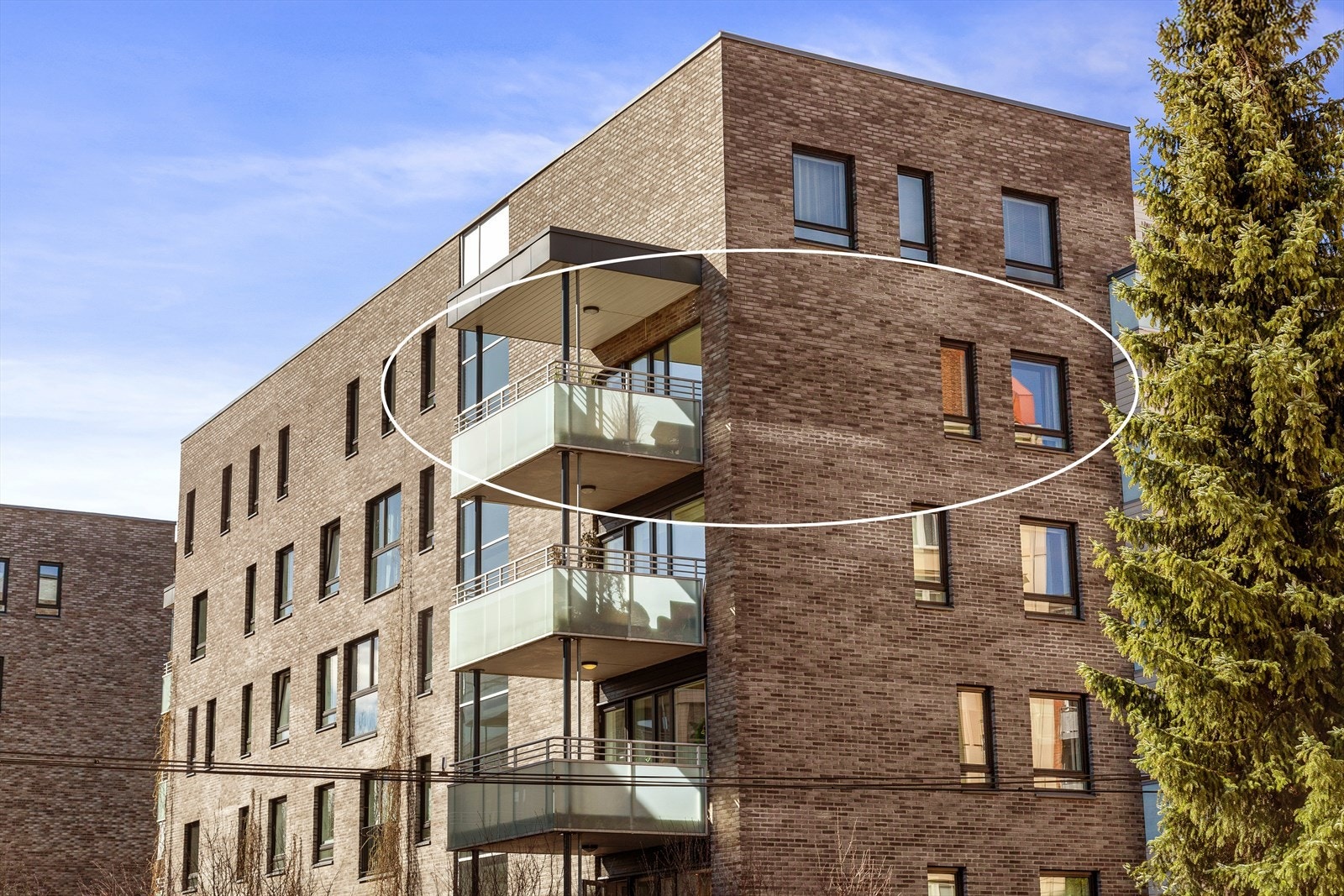 Leiligheten har en attraktiv endebeliggenhet og nyter godt av lysinnslipp fra flere sider Galleribilde