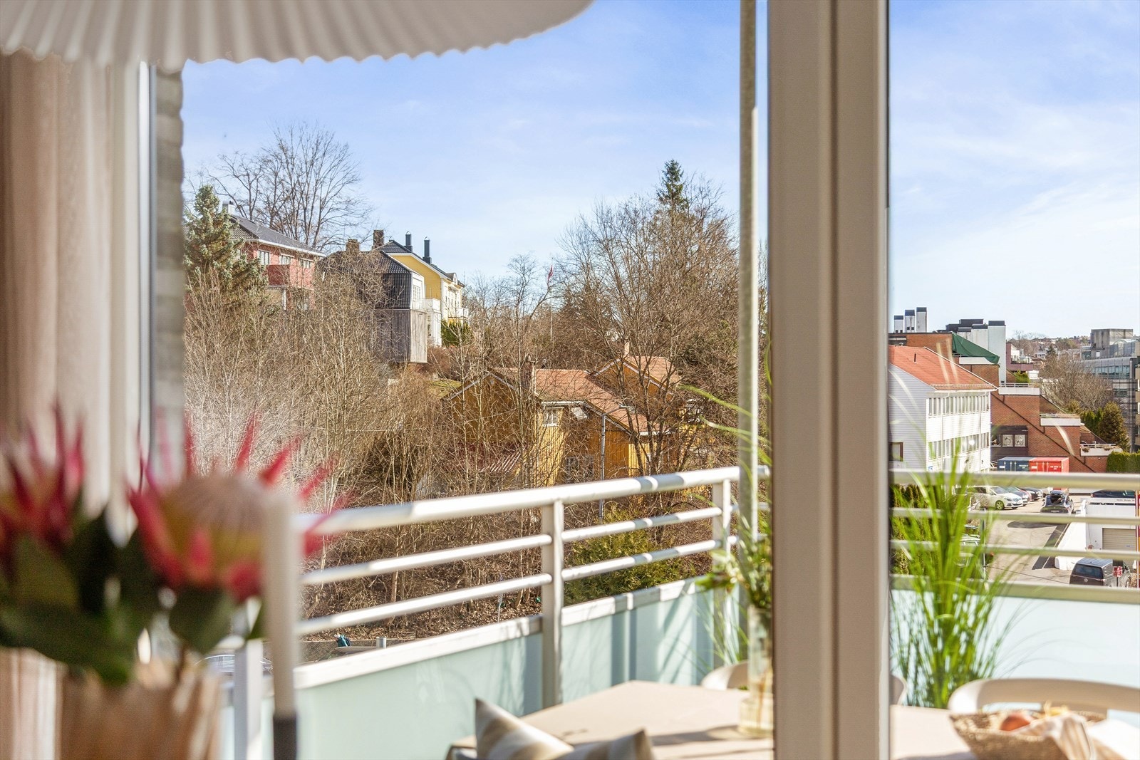 Nedre Skøyen vei 14 ligger sentralt plassert på Skøyen med kort vei til det meste Oslo kan tilby. Dette er også et område under utvikling og vil trolig bare bli mer attraktivt i årene fremover. Galleribilde