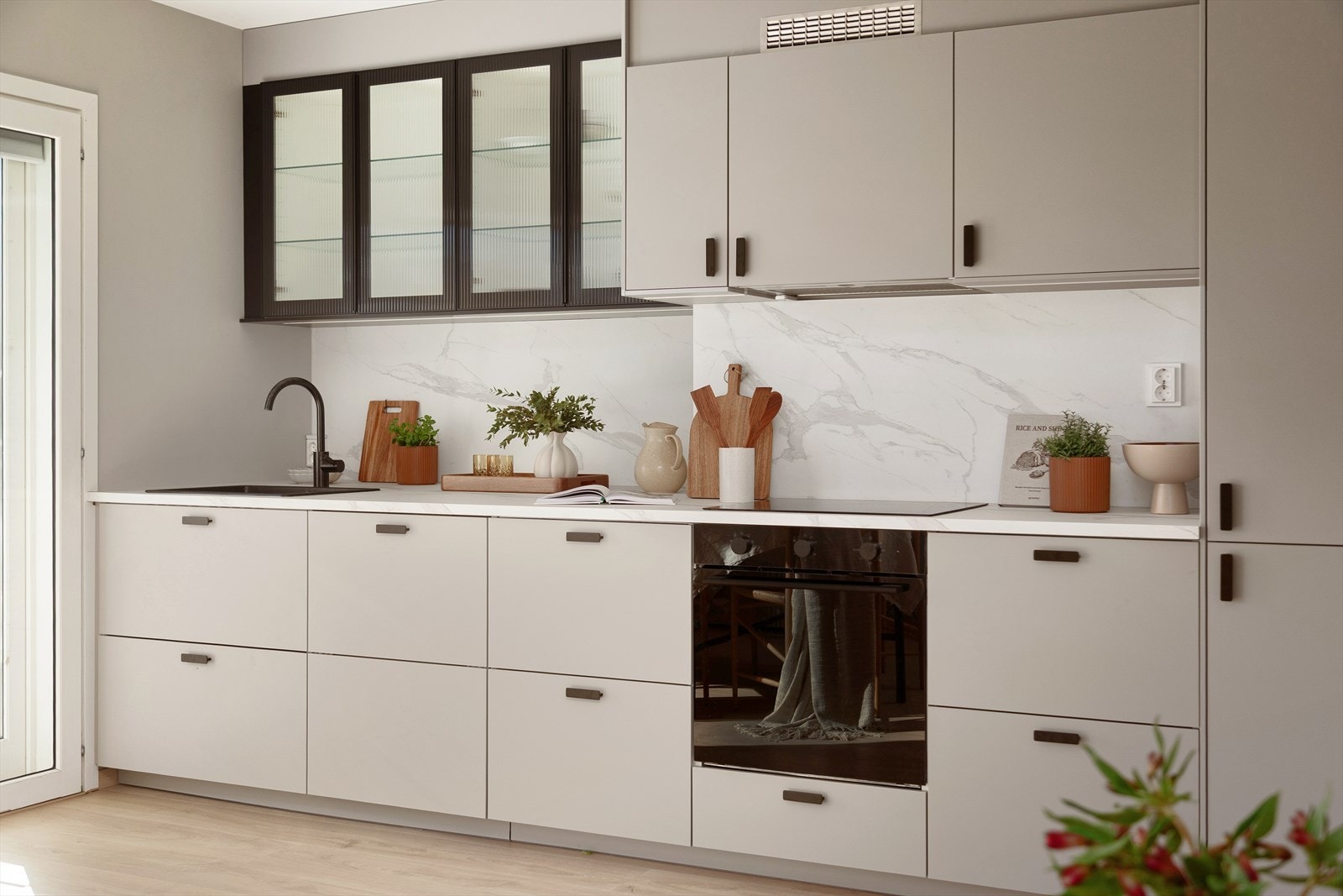 Kjøkkenet er godt utstyrt og har integrerte hvitevarer som platetopp, stekeovn, oppvaskmaskin og kjøleskap med fryser. Galleribilde