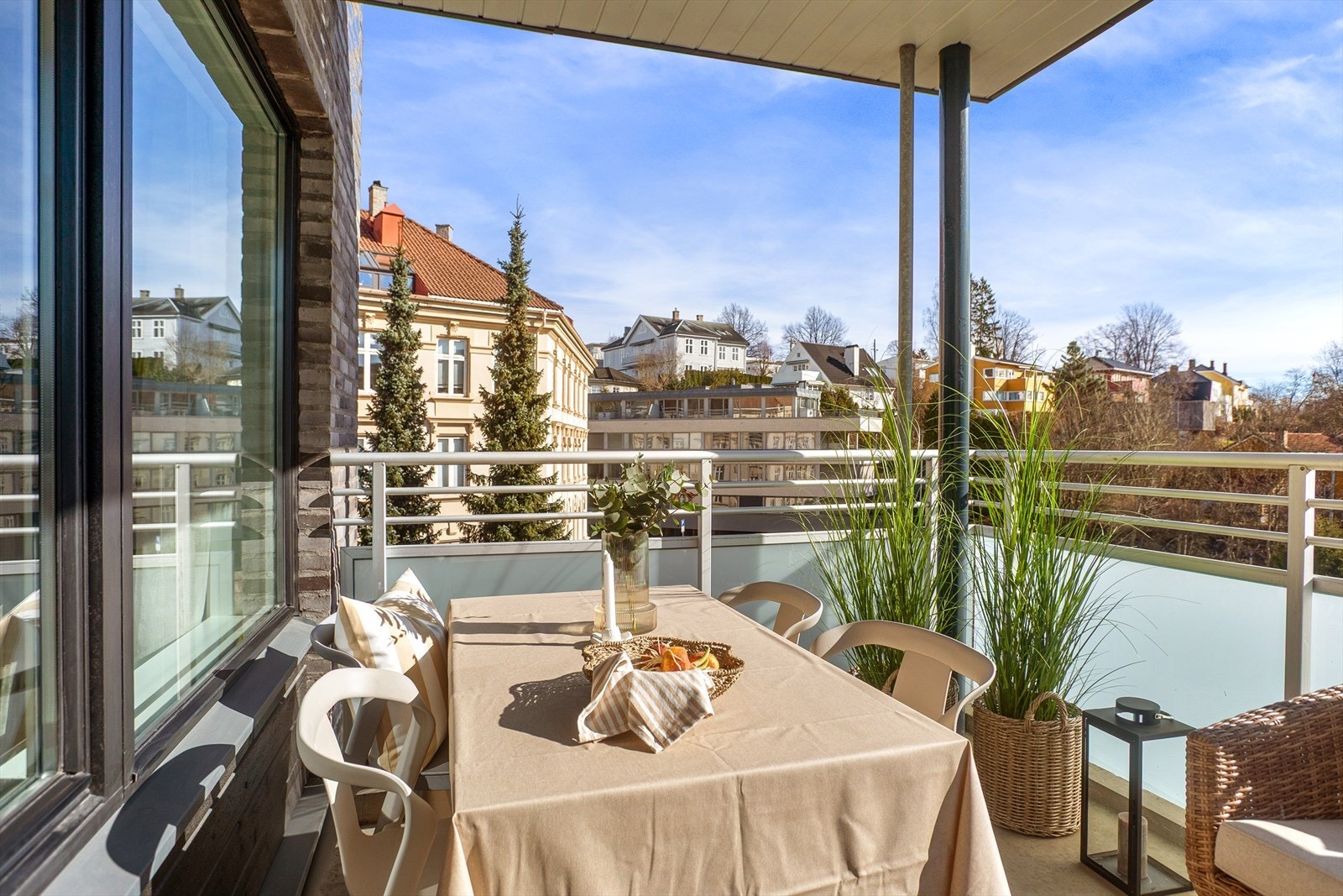 Fra stue/kjøkken har du utgang til solrik balkong på hele 10 kvm! Tilbaketrukket og skjermet, men med fint utsyn! Galleribilde