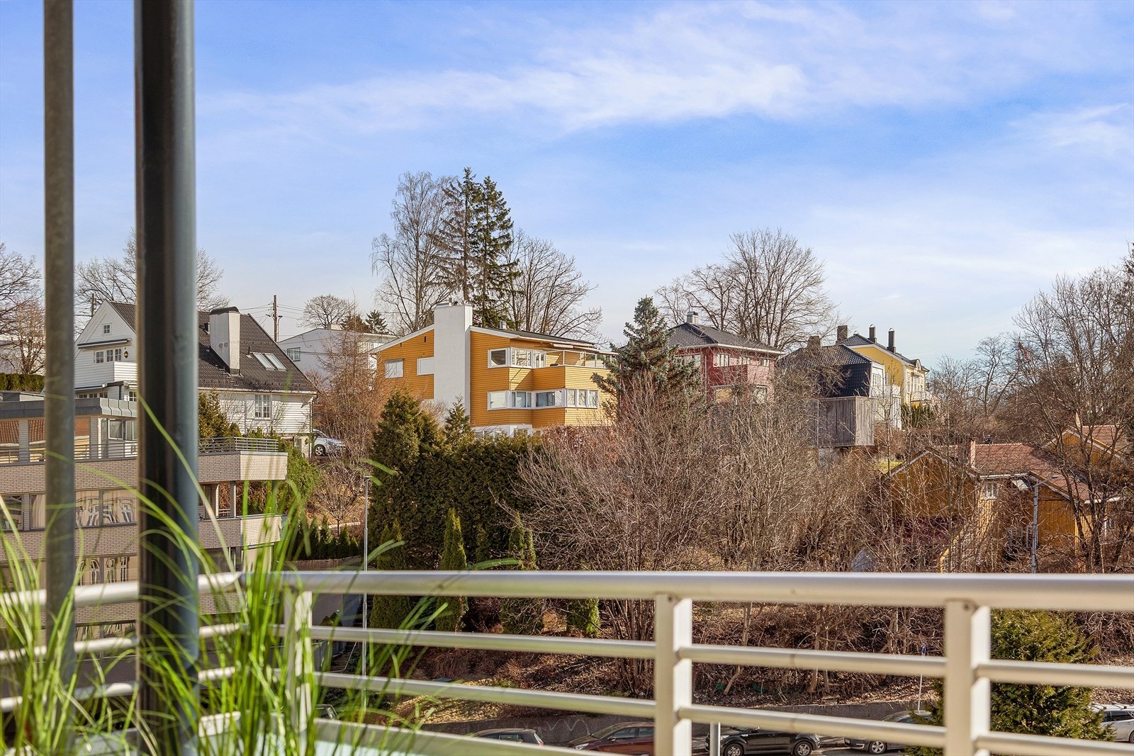 Fra balkongen kan du nyte flott utsyn og gode solforhold fra tidlig morgen til ca. kl. 17 på sommerstid Galleribilde