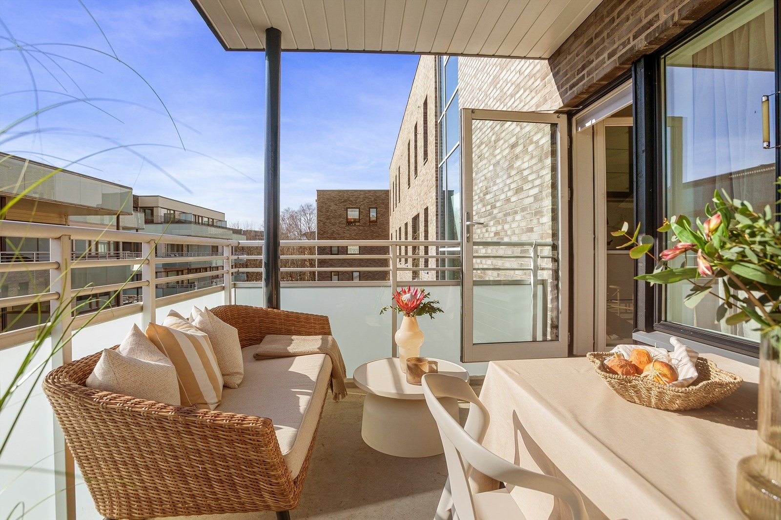 Balkongen er overbygget og blir en fin forlengelse av stuen i sommerhalvåret Galleribilde