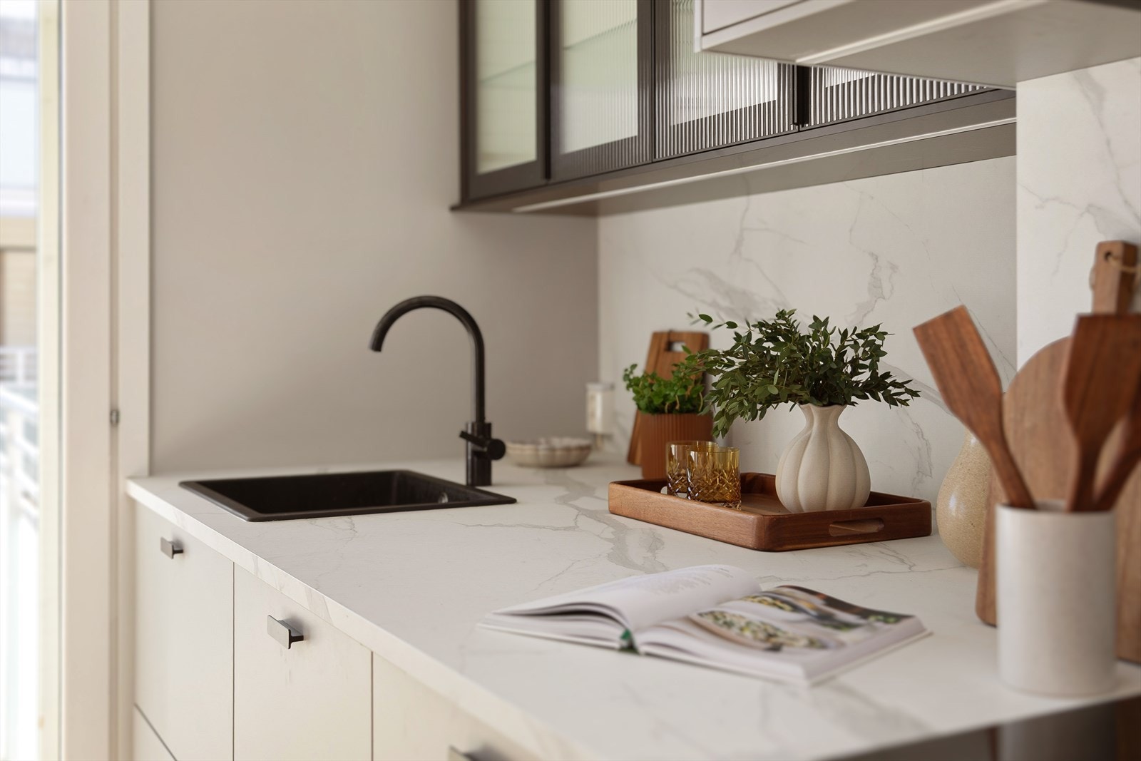 Praktisk kjøkken med romslige arbeidsflater og god funksjonalitet Galleribilde