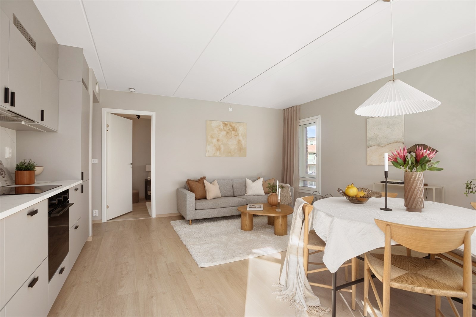 Boligen har en attraktiv planløsning med stue og kjøkken i åpen løsning Galleribilde