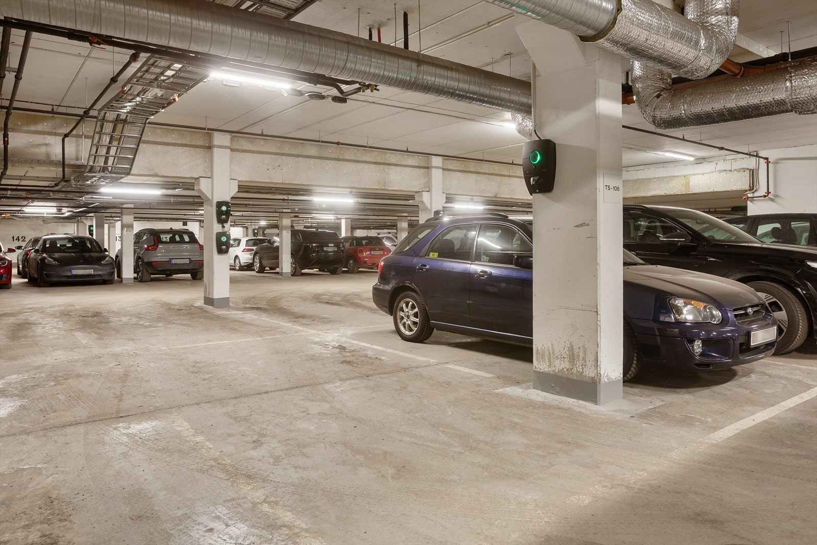 Det medfølger parkeringsplass med elbil lader i felles lukket garasjeanlegg Galleribilde