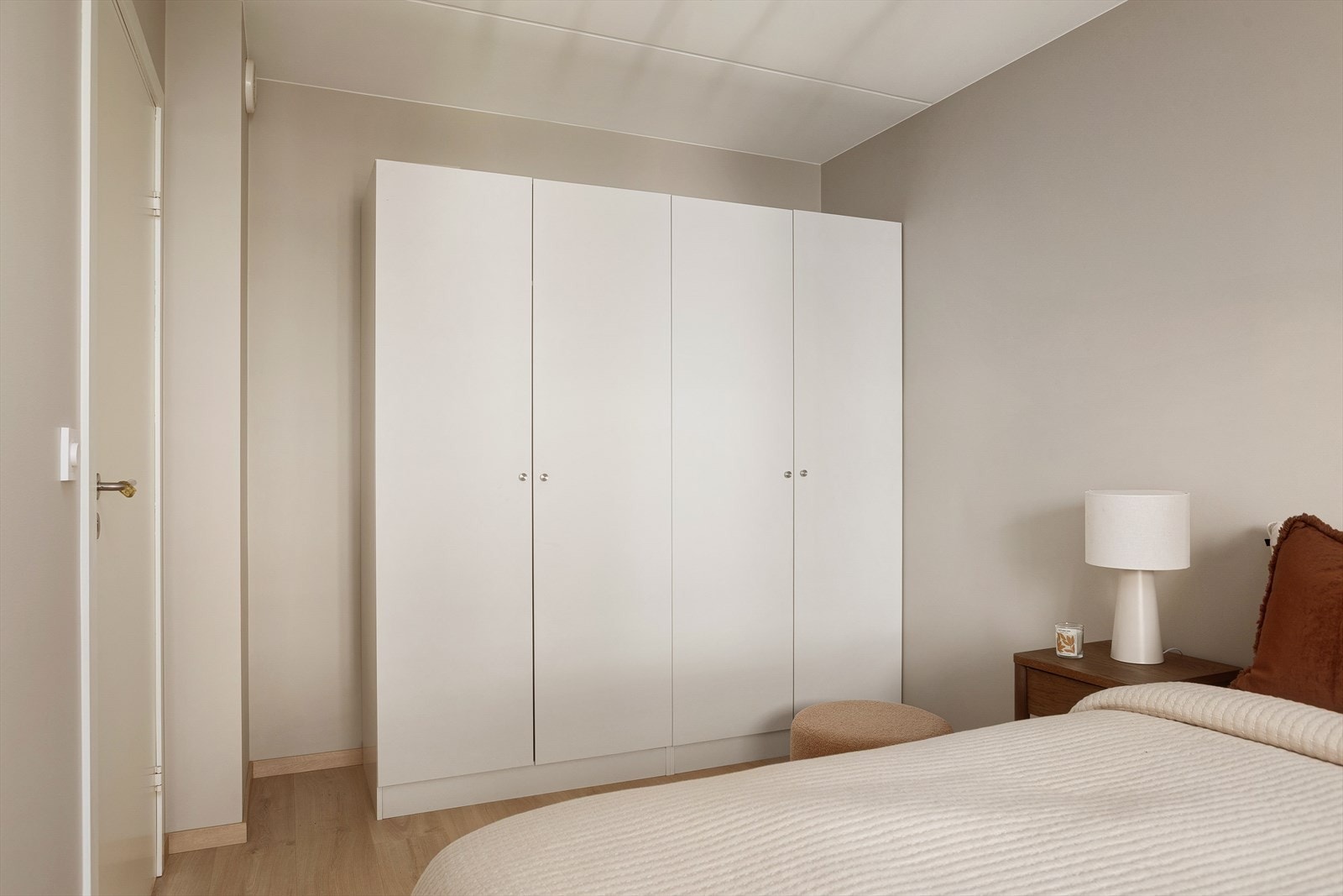 Du finner masse oppbevaringsmuligheter i medfølgende garderobeskap. I tillegg har du en praktisk bod i kjelleren, kun en heistur unna. Galleribilde