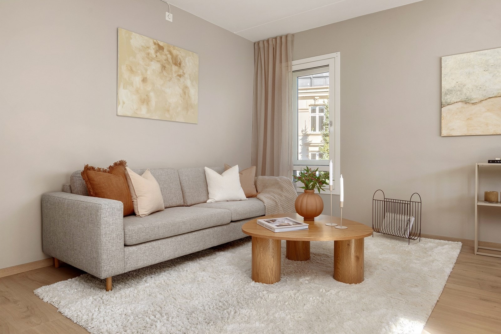 Stuen er av god størrelse og gir flere gode alternativer for innredning. Galleribilde