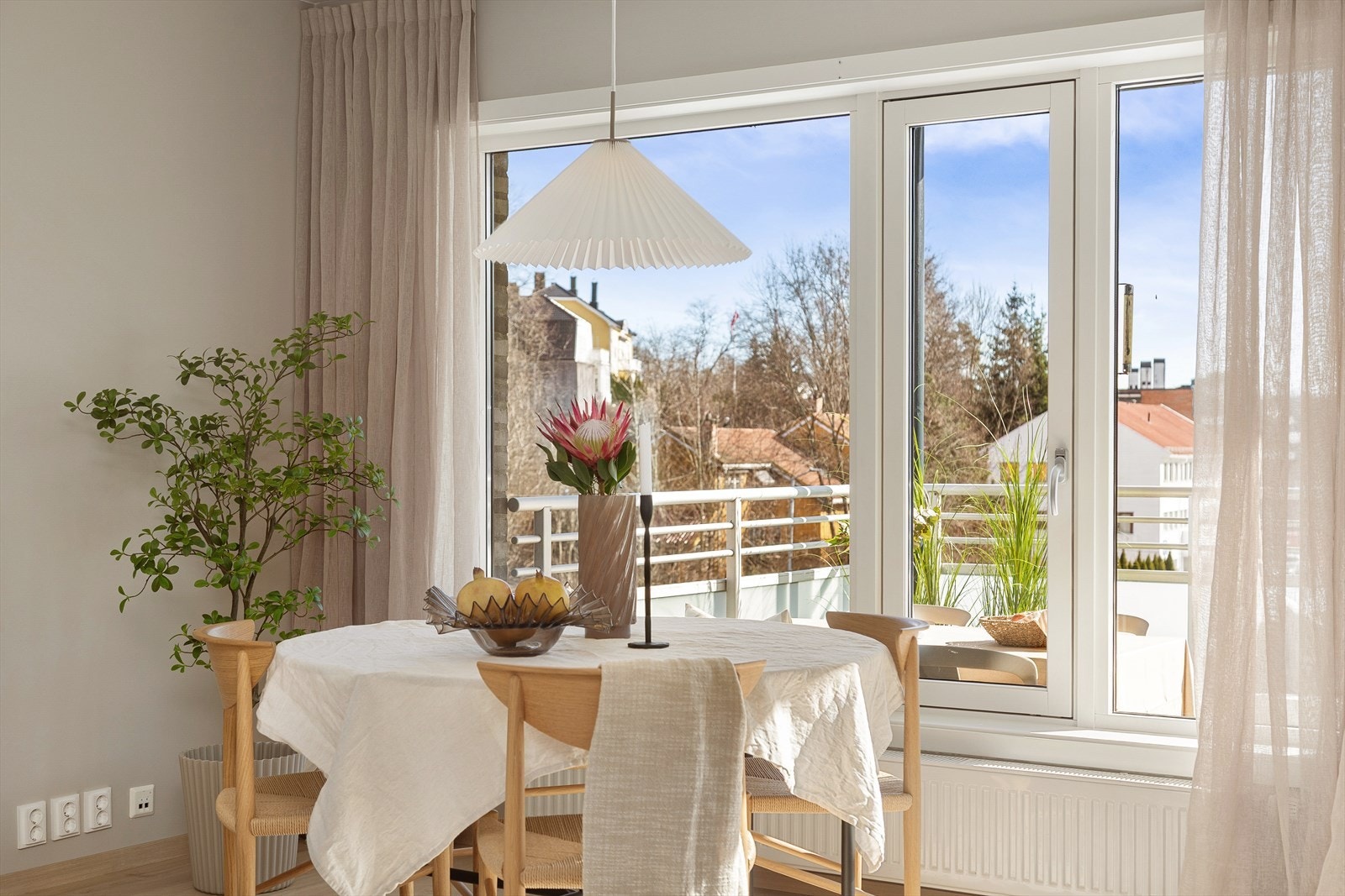 Leiligheten har store vindusflater som slipper inn rikelig med naturlig lys Galleribilde