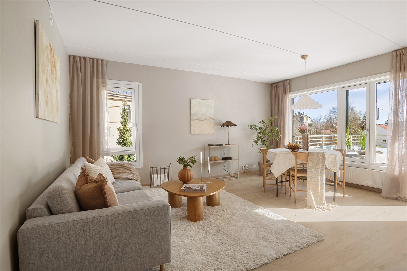 Nymalte overflater og nytt gulv fra 2026, som gir boligen et moderne og oppgradert uttrykk. Bør oppleves! Galleribilde