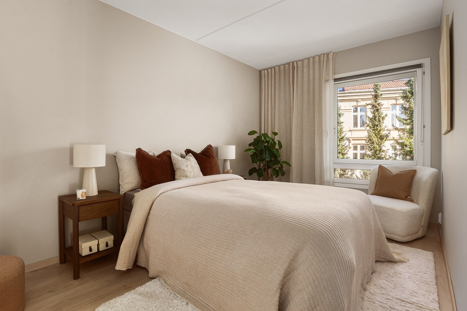 Stort soverom med god plass til dobbeltseng og nattbord. Leiligheten ligger i byggets 5. etg og er således tilbaketrukket fra veien. Galleribilde