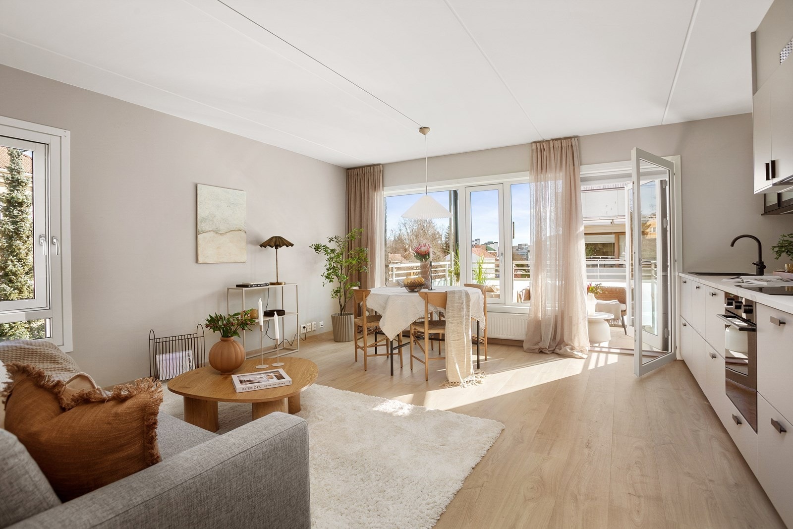 Her får du en lys og moderne 2-roms hjørneleilighet i 5. etasje med heis, garasje, solrik balkong og høy standard! Galleribilde