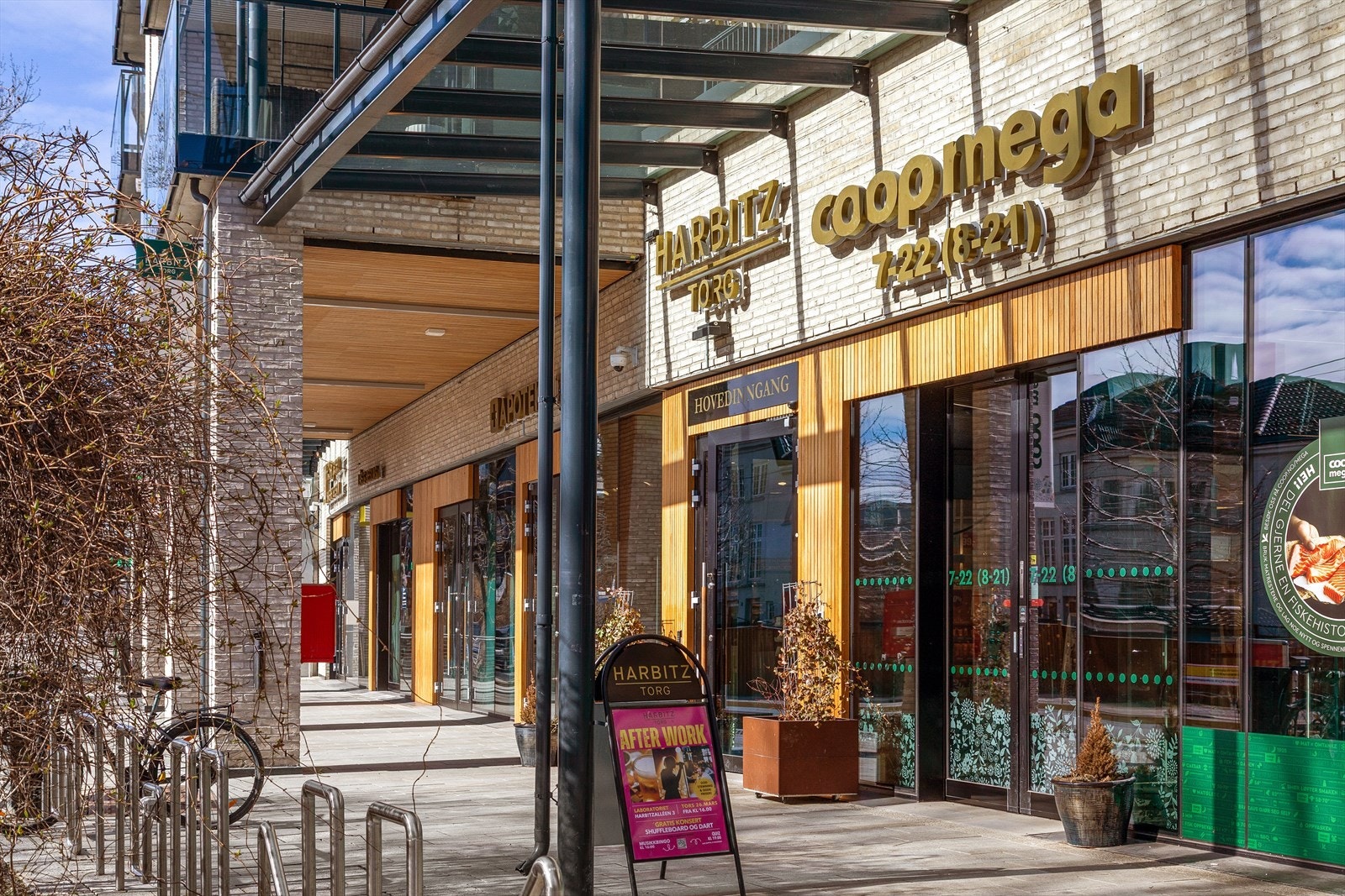 Harbitz torg er et levende strøkstorg med butikker, caféer og restauranter Galleribilde