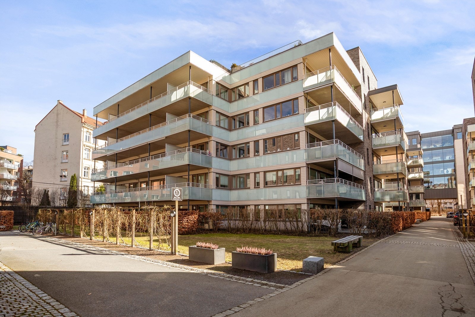 Pent opparbeidet uteområde med asfalterte internveier, felles sykkelparkering og flotte grøntområder Galleribilde