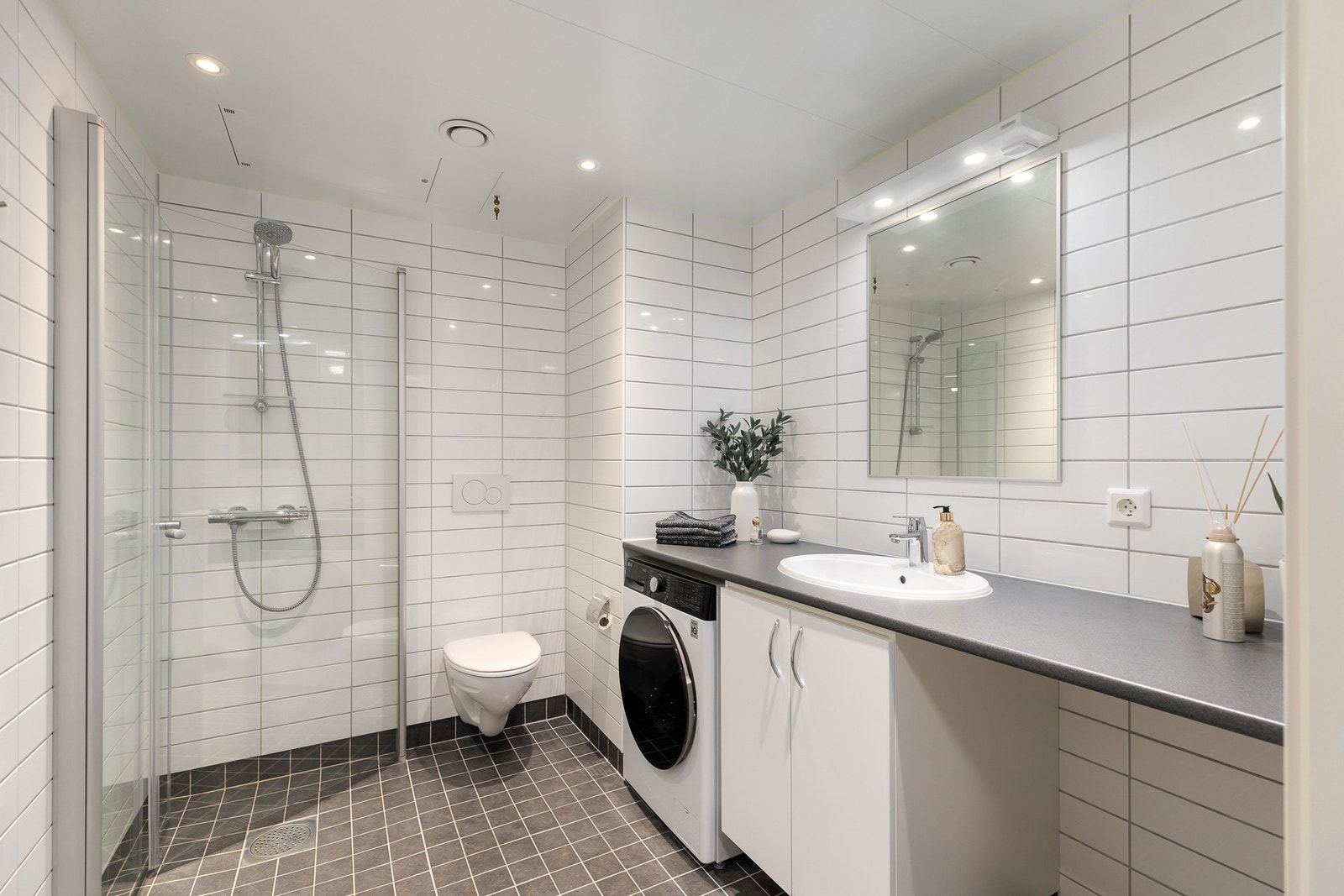 Badet er fra byggeår og har flislagte overflater med et tidløst uttrykk. Galleribilde