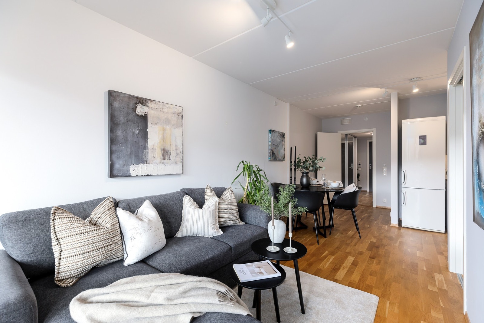 Gulvene i stuen er belagt med trestavs parkett, noe som er gjennomgående for hele boligen, med unntak av våtrom. Galleribilde