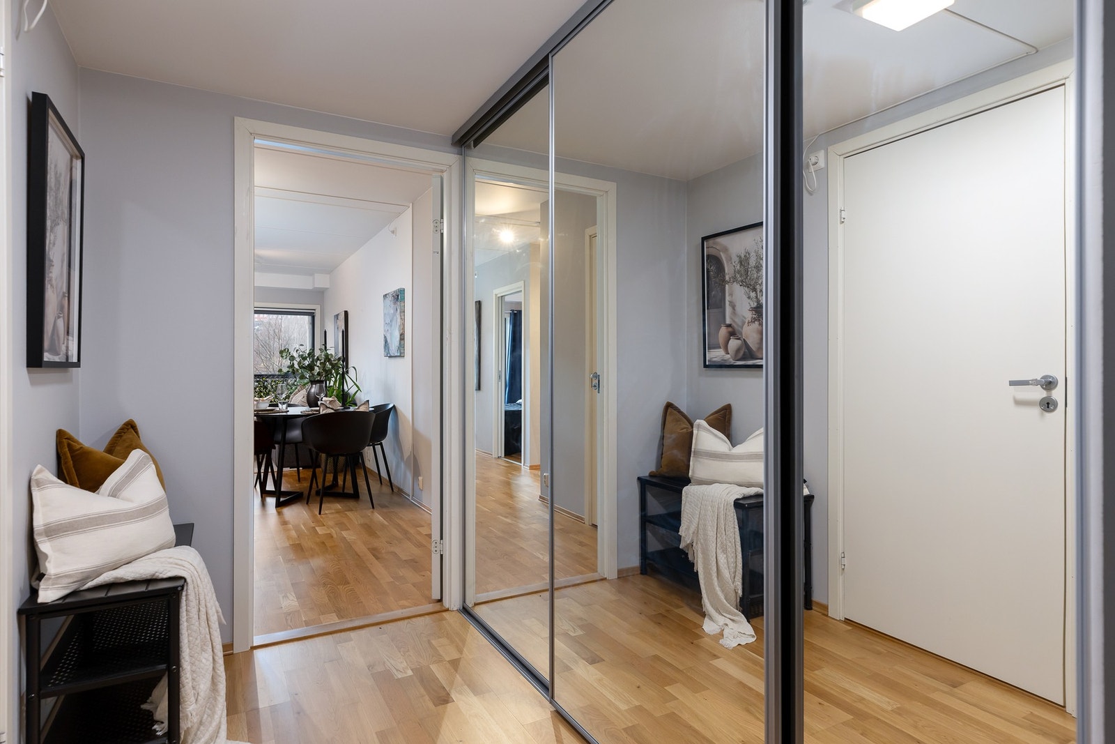 Når du entrer boligen, møtes du av en romslig entré med en praktisk skyvedørsgarderobe med speilfronter. Galleribilde
