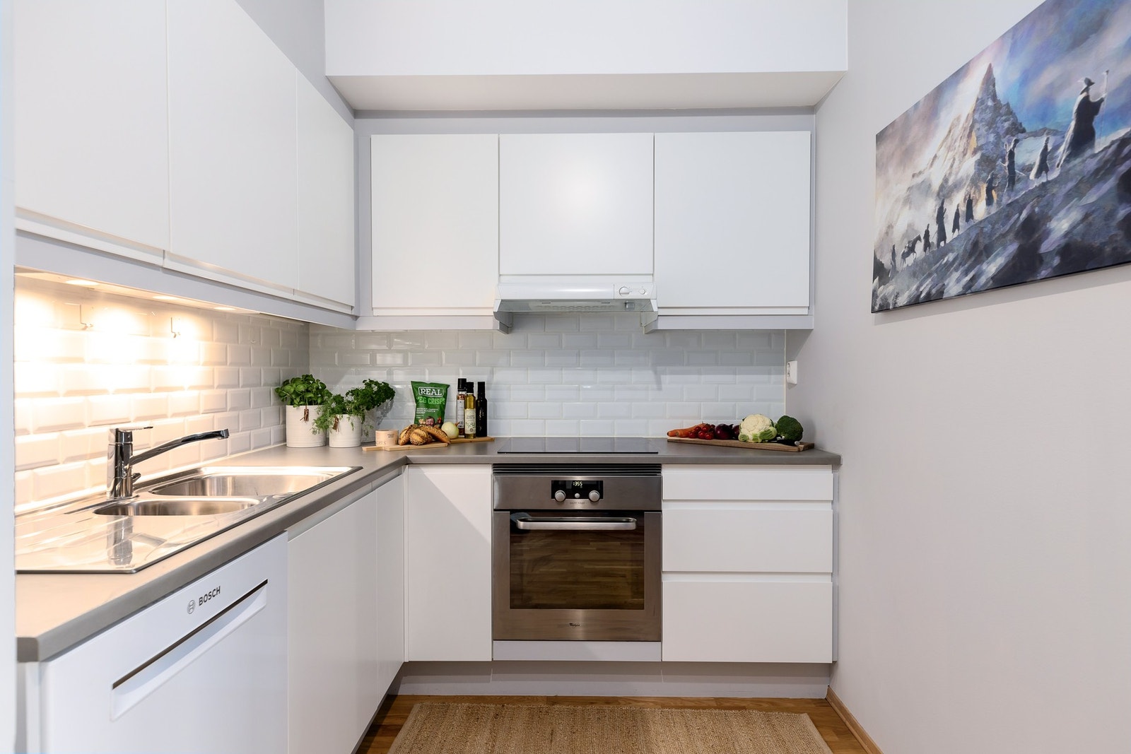 Induksjonstopp og stekeovn er integrert i innredningen. Det er også plass til frittstående kjøl- og fryseskap, samt oppvaskmaskin. Galleribilde
