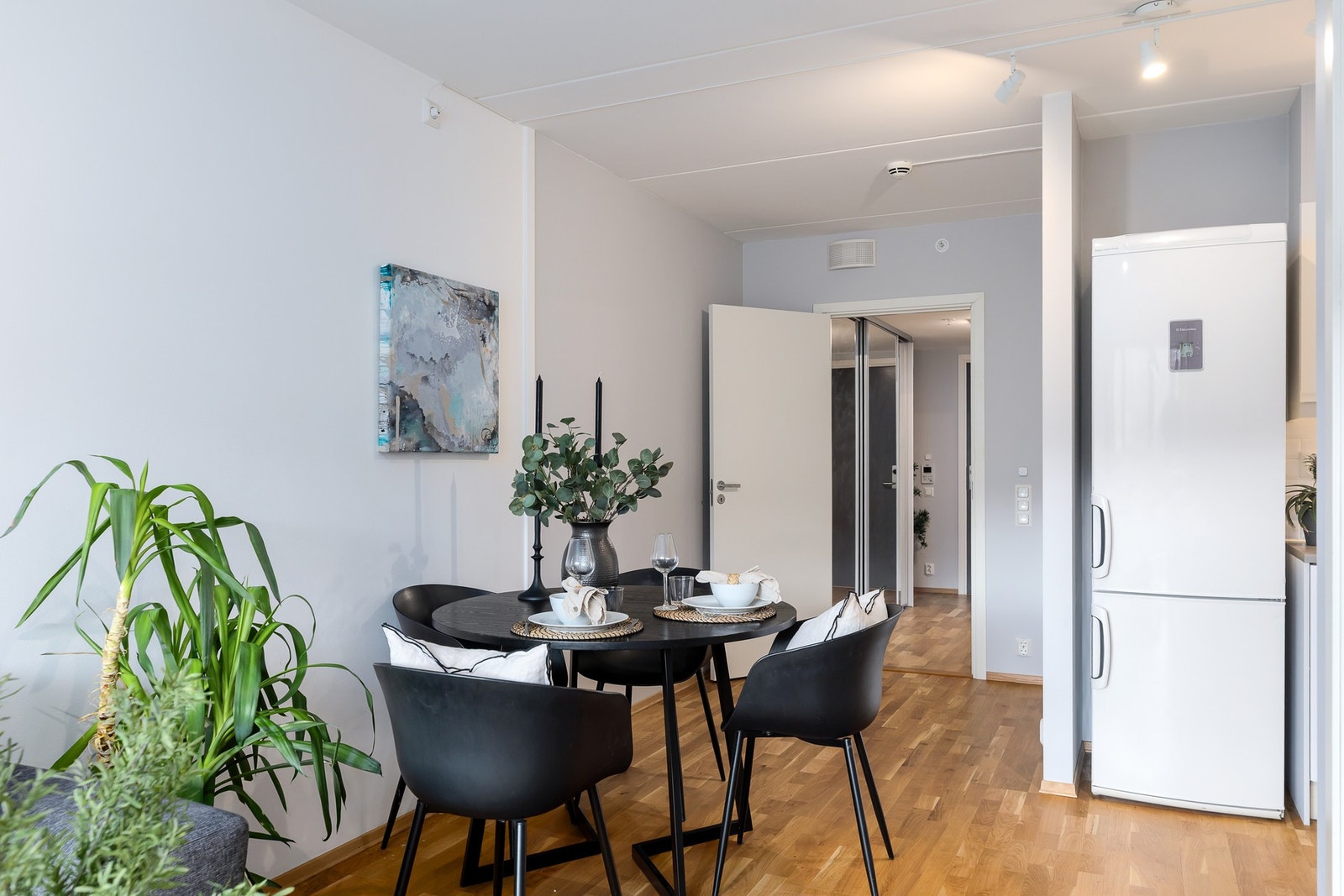 I tilknytning til kjøkkenet er det god plass til et sosialt spisebord. Galleribilde