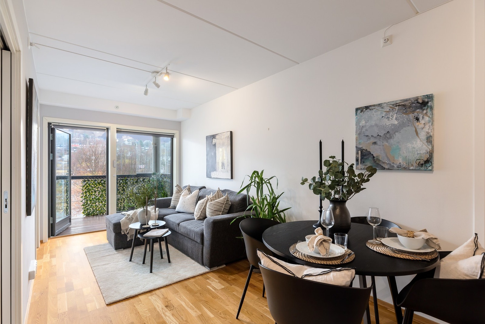 Stuen fremstår som lys og innbydende, med god plass til en koselig sofagruppe med tilhørende møblement. Galleribilde