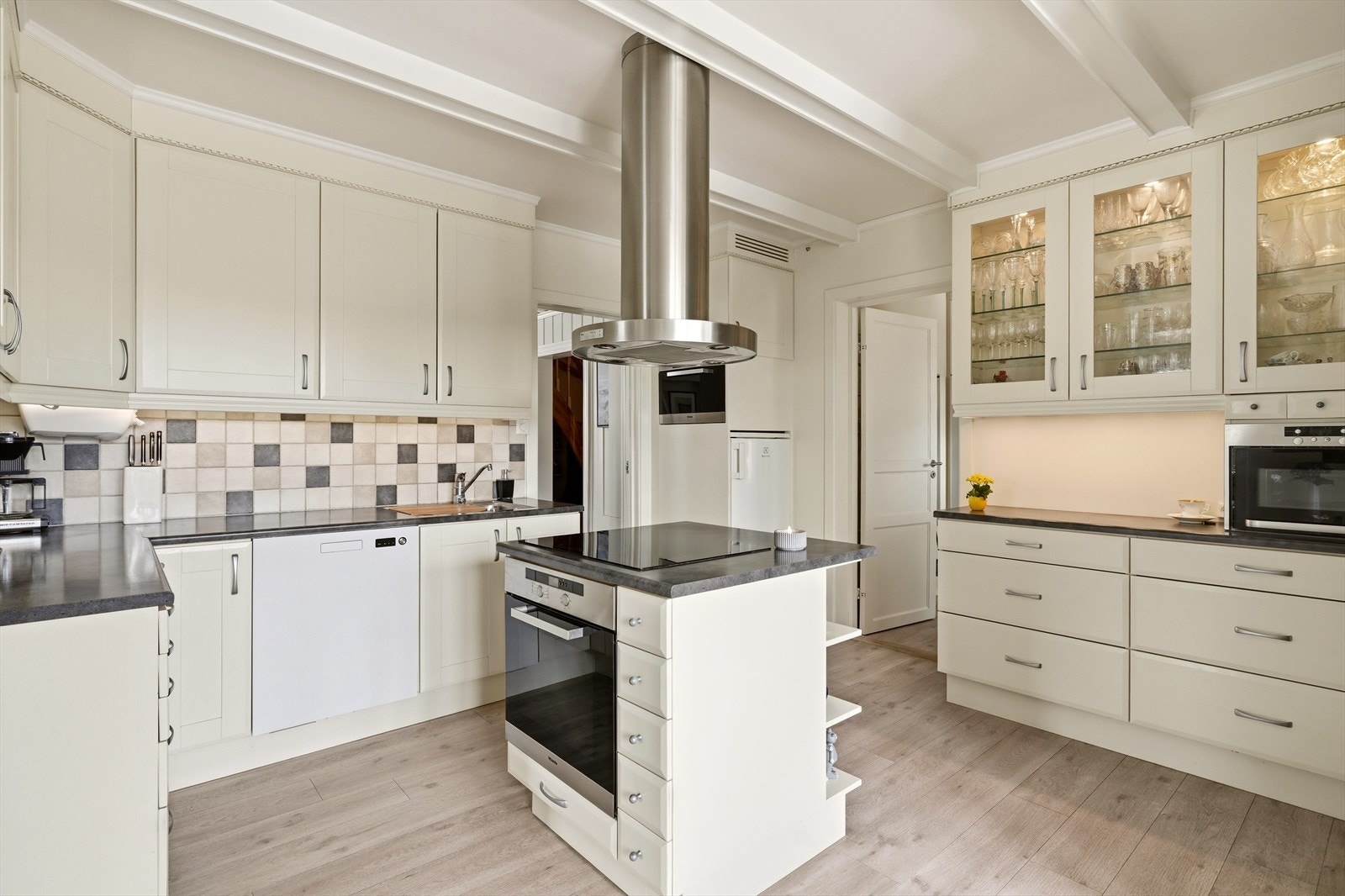 Boligen byr på et romslig og velutstyrt kjøkken fra ca. 2010 med glatte fronter, laminert benkeplate og rikelig med skapplass. Galleribilde